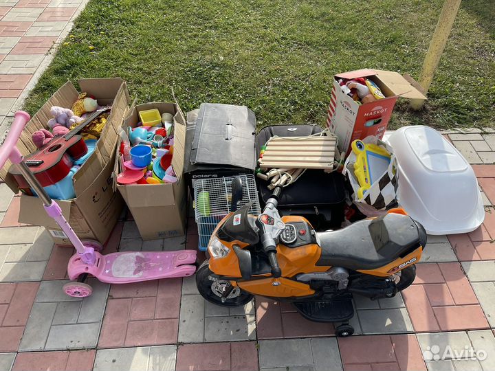 Самокат,мотоцикл,качели,очень много игрушек всяких