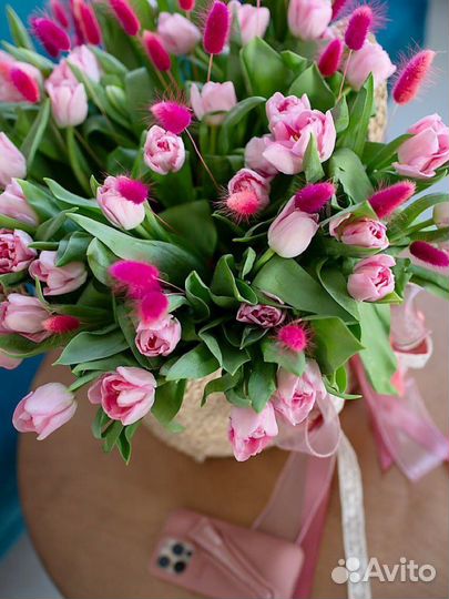 Корзина с тюльпанами