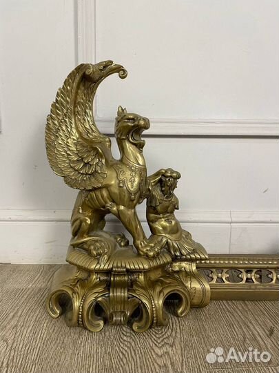Антикварный каминный барьер «Грифоны»