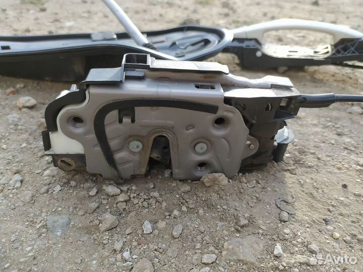 Замок двери передней правой Volkswagen Polo (Mk5)