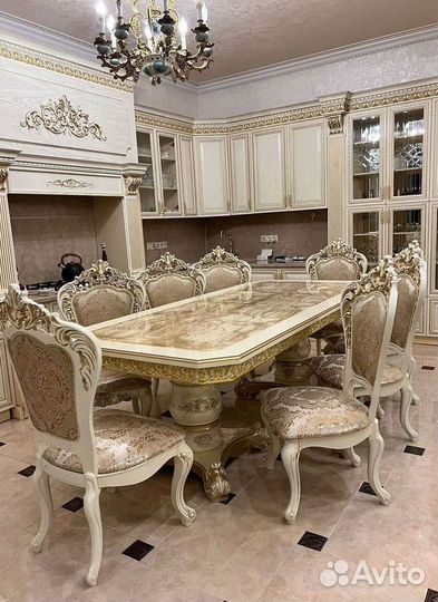 Большой обеденный стол и стулья