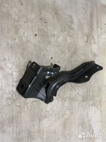 Петля замка капота передняя левая Nissan Qashqai