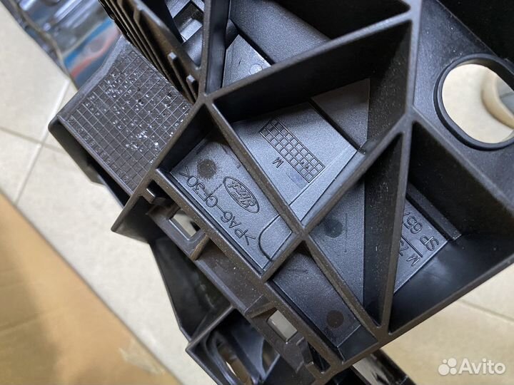 Панель передняя (телевизор) на Форд Фокус 3 Ориг