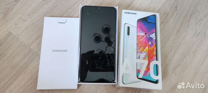 Телефон Samsung A70. Экран разбит