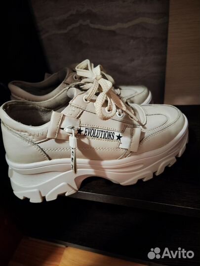 Кроссовки женские