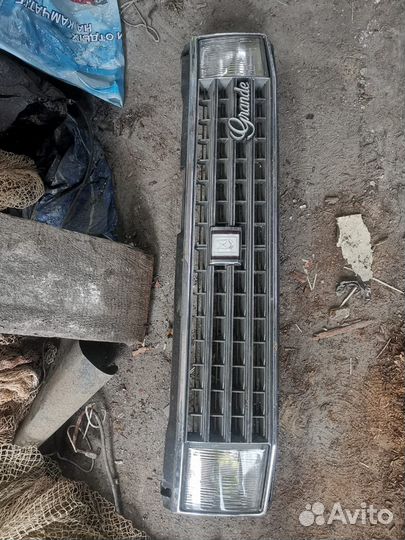 Решетка радиатора с фарами