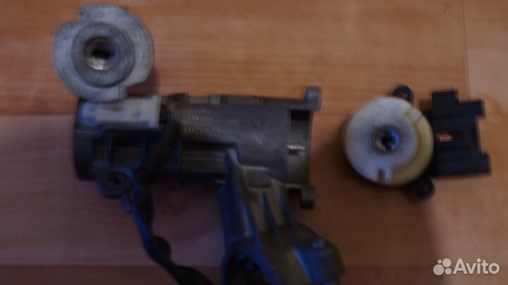 Обшивка порога переднего правого Toyota Avensis 1