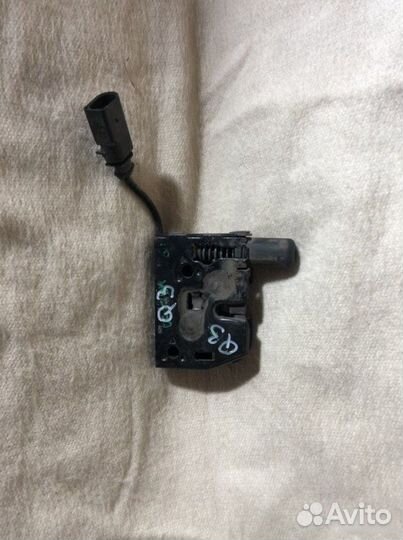 Замок капота Audi Q3