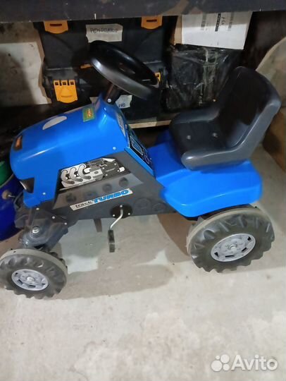 Синий трактор с прицепом