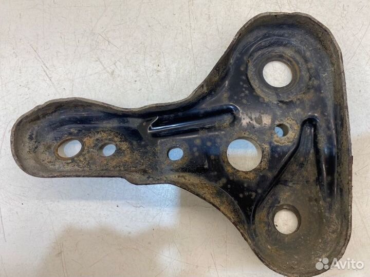 Кронштейн передний правый Mazda 6 седан GG 2.0