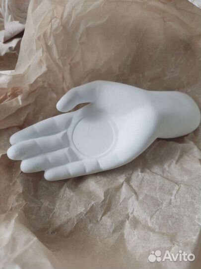 Подсвечник белый из бетона рука и соевая свеча