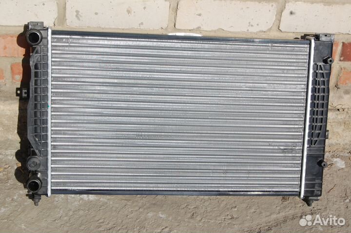 Радиатор охлаждения Audi A4 / A6 / Passat B5 МКПП