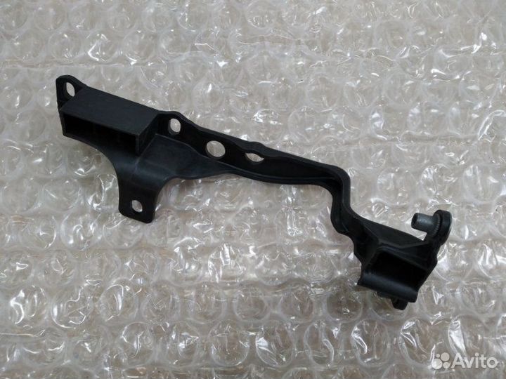 Кронштейн крыла передний правый Volkswagen Touareg