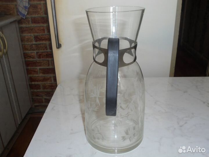 Кувшин б/у из толстого стекла с рисунком