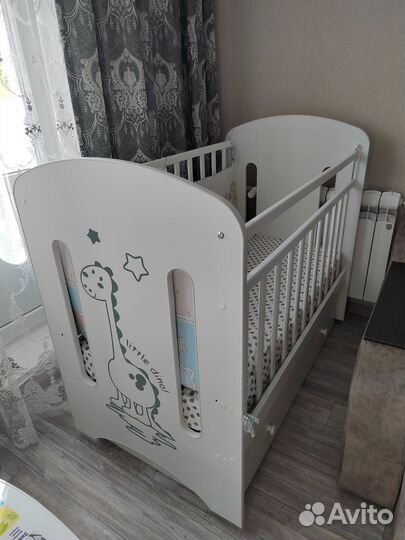 Детская кроватка с маятником и ящиком