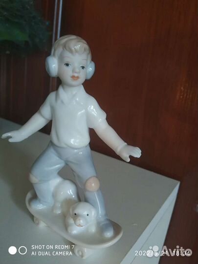 Фарфоровая статуэтка мальчик на скейте с пёсиком