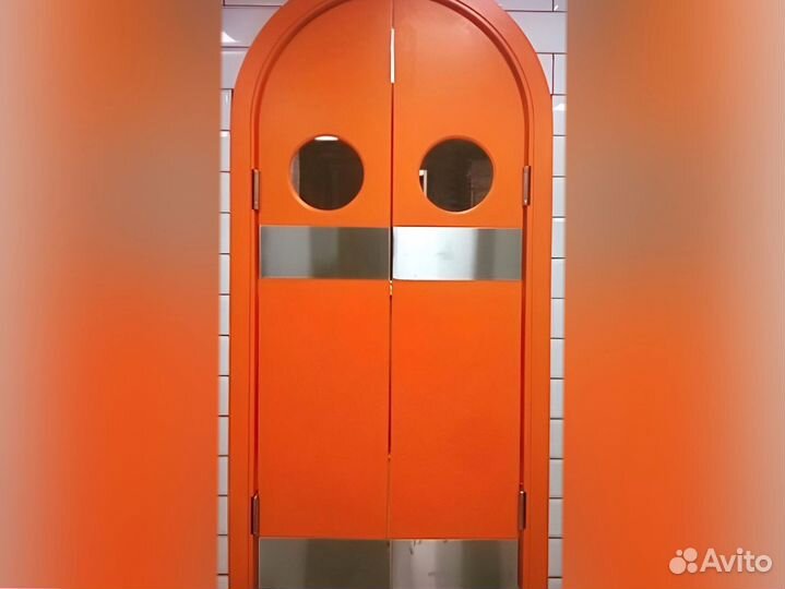 Маятниковые двери для кофейни