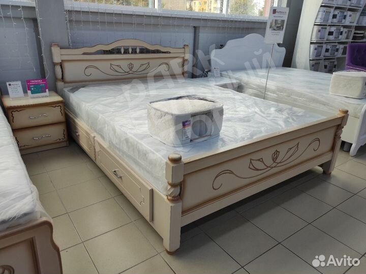 Кровать массив