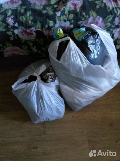 Отдам 2 пакета вещей