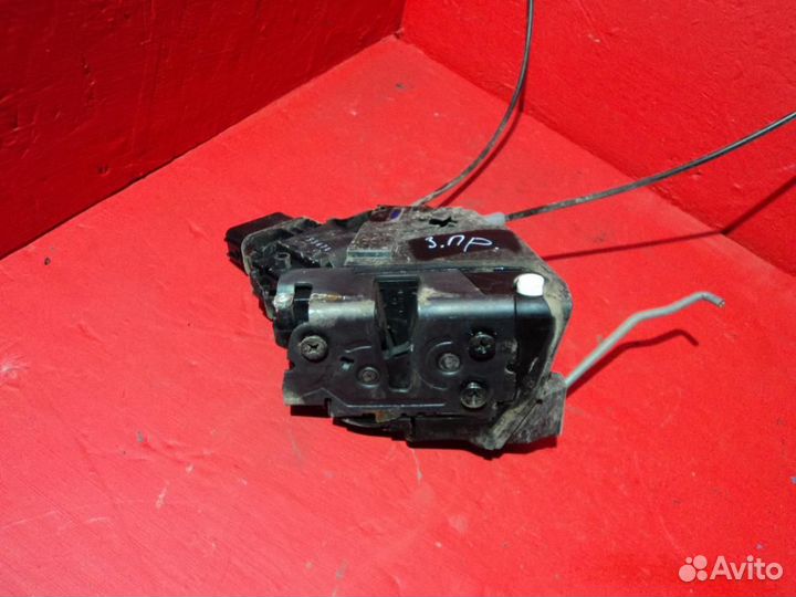 Замок двери задней правой Мазда 3 бк 02