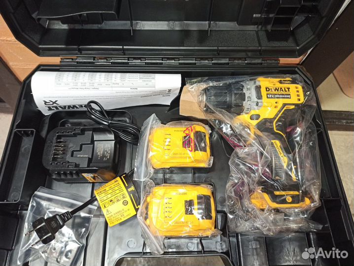 Бесщеточная дрель-шуруповерт Dewalt DCD701D2