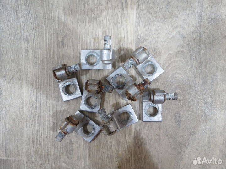 Петля двери Volkswagen Polo