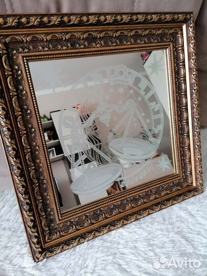 Зеркало в раме с гравировкой