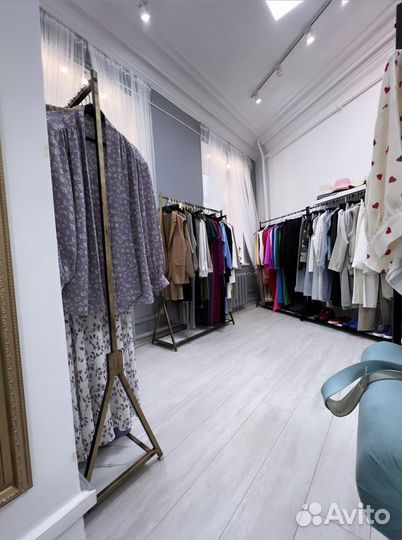 Аренда рейла, корнера, полки, витрин в шоуруме