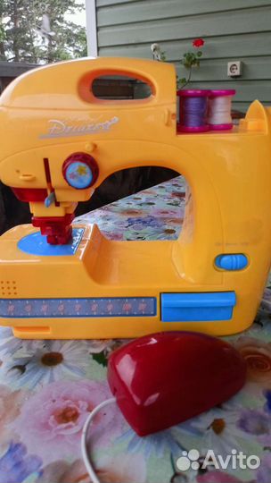 Игрушечная швейная машинка