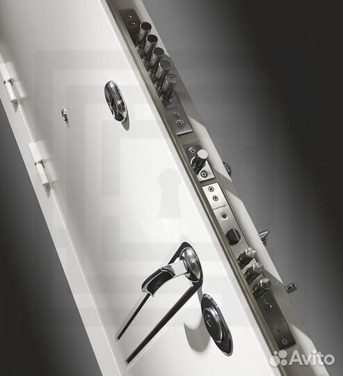 Входные двери в квартиру белые