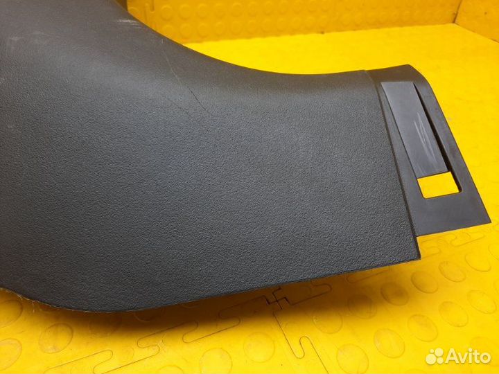 Накладка порога салона передняя правая Mitsubishi