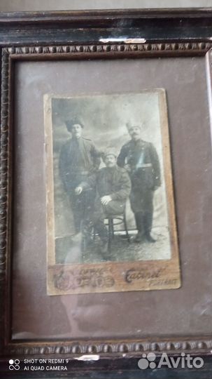 Фотографии в рамке. Вроде бы старинные