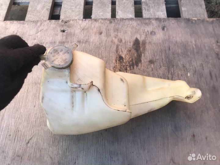 Бачок омывателя лобового стекла Audi 80/90 B3