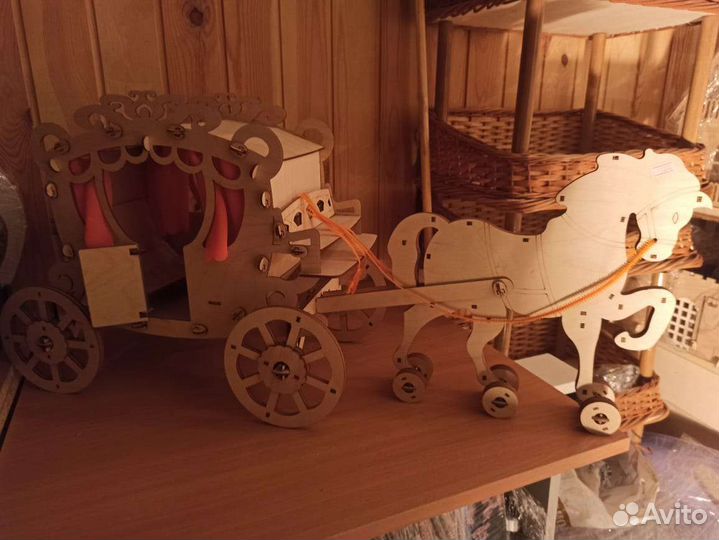 Игрушка карета с лошадью