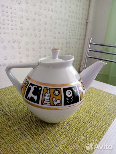 Заварочный чайник и сахарница