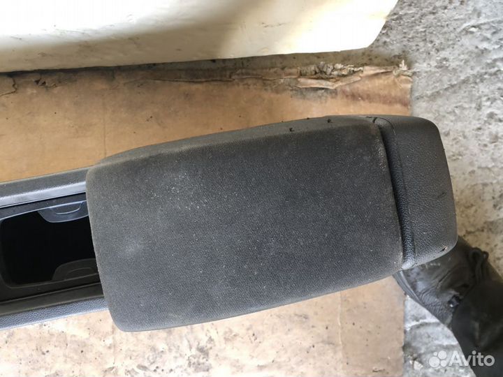 Подлокотник под электроручник opel astra J