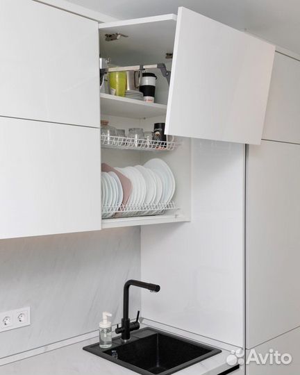 Кухня белая под окно с гарантией