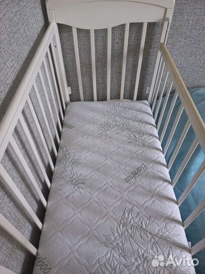 Детская кроватка с продольным маятником