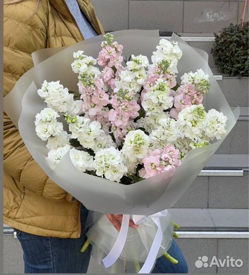 Букеты с розами, гортензиями и зеленью. Доставка