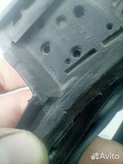 Уплотнитель двери задний левый Geely Coolray Sx11