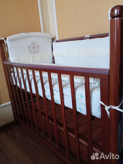 Детская кроватка с маятником и ящиком