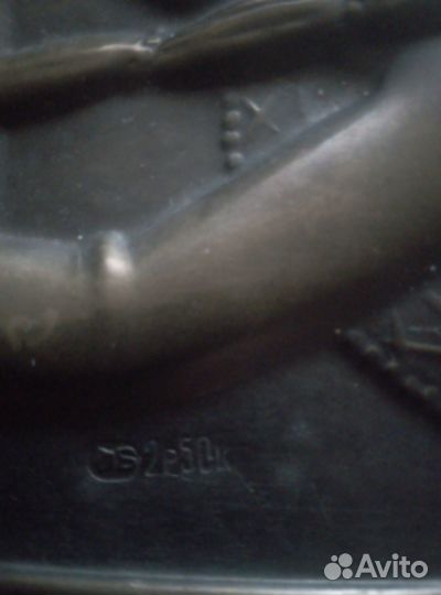 Старинная чеканка с вензелем мастера