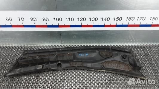 Накладка декоративная (жабо, дождевик) toyota RAV