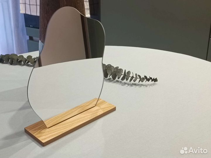 Настольно зеркало на деревянной подставке
