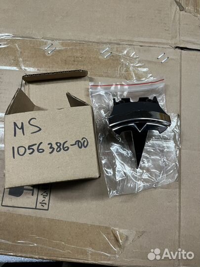 Передний знак Tesla Model S