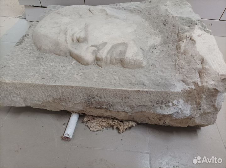 Барельеф В. И. Ленина