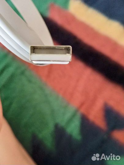 Зарядный шнур на iPhone