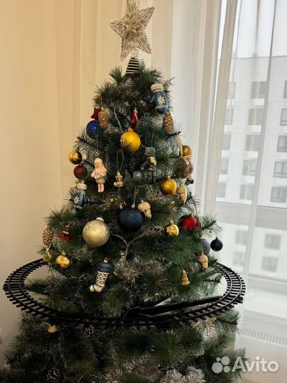 Заснеженна елка новая с игрушками