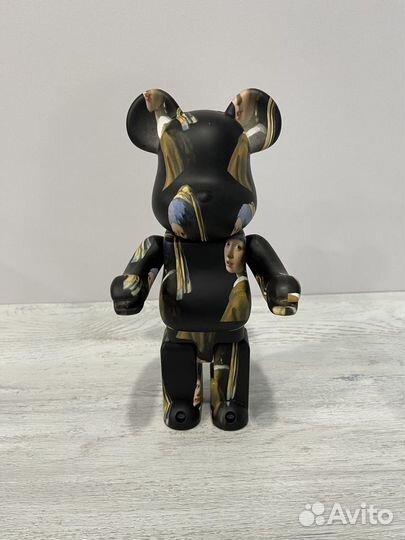 Игрушка bearbrick девушка с жемчужной сережкой