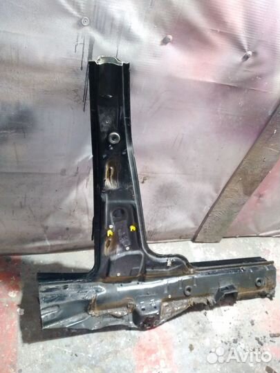 Центральная стойка левая Volvo V70 B5254T 1999